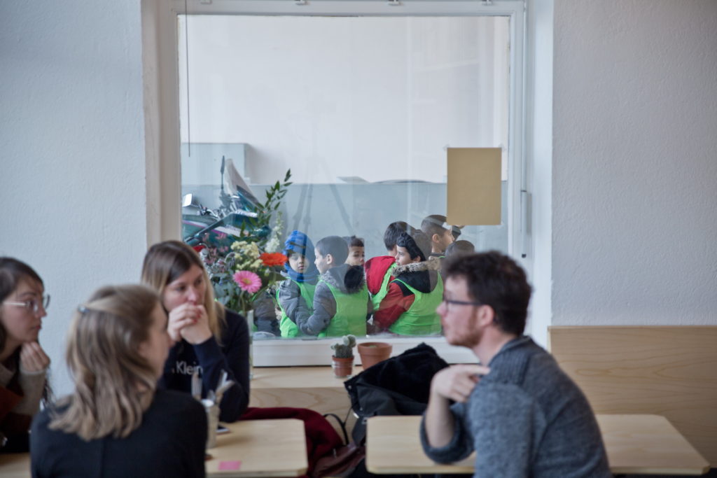 personnes qui discutent vue sur l'exterieur avec enfants